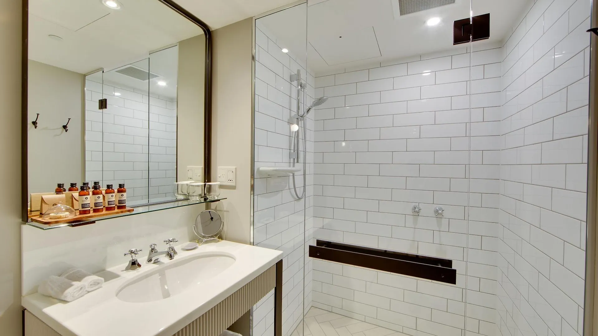Mayfair Hotel Adelaide 5*,
